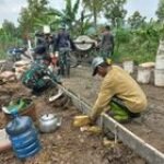 TMMD 123 Desa Kalinanas Sedang Kerjakan Bekisting Yang Kuat Juga Pengaruhi Hasil Cor Beton