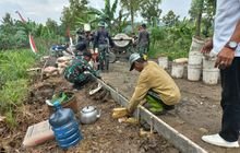 TMMD 123 Desa Kalinanas Sedang Kerjakan Bekisting Yang Kuat Juga Pengaruhi Hasil Cor Beton