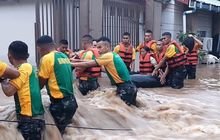 Bergerak Cepat, Prajurit Yonkav 1 Kostrad Evakuasi Korban Banjir di Depok