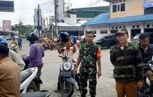 Babinsa sambangi warga dan pengguna jalan raya di wilayahnya