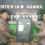 Kakankemenag Pakpak Bharat Serahkan Secara Simbolik Koper Jemaah Haji Tahun 2025