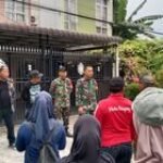 BABINSA BERSAMA PERANGKAT KELURAHAN DAN MASYARAKAT MELAKSANAKAN GOTONG ROYONG BERSIHKAN LINGKUNGAN