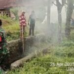 BABINSA MELAKSANAKAN GOTONG ROYONG BERSAMA MASYARAKAT DI WILAYAH BINAAN