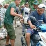 GOTONG ROYONG BABINSA TANDAM HULU II PELDA DIAN C DAN WARGA PERBAIKI JALAN YANG RUSAK