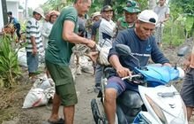 GOTONG ROYONG BABINSA TANDAM HULU II PELDA DIAN C DAN WARGA PERBAIKI JALAN YANG RUSAK