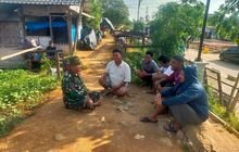 Kolaborasi Bati Tuud Koramil 0201-10/MM Serka Parmiono Bersama Warga,Dalam Rangka Upaya Memelihara Kamtibmas Tetap Kondusif