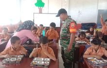 Sukseskan Program Pemerintah, Babinsa Koramil 0201-05/MB Dampingi Pelaksanaan MBG untuk Anak Sekolah