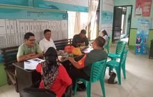 Babinsa Sidorame Barat II Lakukan Komsos Bersama ASN dan Kepling Bahas Keamanan Lingkungan