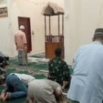 Babinsa Samtim Ramil 0201-13/PST Jalin Kebersamaan dengan Shalat Subuh Berjamaah diwilayah
