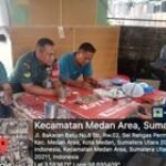 Babinsa Koramil 0201-04/MK Sertu Warsino Komsos Bersama Warga Binaan di Warung Kopi Jl.Bakaran batu Kec.Medan Area