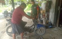 KOMSOS DI BENGKEL MOTOR, BABINSA BERIKAN MOTIVASI KEPADA PEMILIK BENGKEL DI WILAYAH DESA BINAAN
