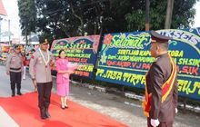 Polres Toba Gelar Tradisi Pedang Pora Sambut Kapolres Baru AKBP V. J. Parapaga S.I.K.