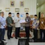 Perumda Tirtanadi Serahkan 8.328 Handuk Untuk Jamaah Haji Embarkasi Medan