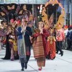 Kenakan Pakaian Adat Toba, Rico Waas & Ketua TP PKK Ikuti Karnaval Budaya APEKSI Surabaya