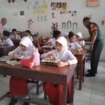 Babinsa Koramil 0201-08/MA Bantu Distribusikan Makan Bergizi Gratis Ke Sejumlah Sekolah