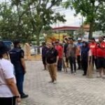 Babinsa Bersama Lurah Gotong Royong di Lapangan Mini Jalan Asrama