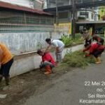 Jaga Kebersihan Lingkungan Sinergitas Babinsa Bersama Aparat Kelurahan Lakukan Pembersihan.
