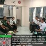 Babinsa Koramil 0201-04/MK Sertu Candra.H Sambang dengan Staf Kelurahan dan kepala lingkungan di kantor lurah seirengas