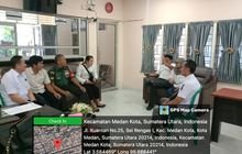 Babinsa Koramil 0201-04/MK Sertu Candra.H Sambang dengan Staf Kelurahan dan kepala lingkungan di kantor lurah seirengas