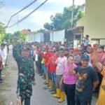 MUSPIKA KECAMATAN MEDAN DENAI BERSAMA KORAMIL 0201-03/MD DAN ELEMEN MASYARAKAT MELAKSANAKAN GOTONG ROYONG