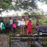 Sabtu Bersih, Babinsa Gotong Royong Bersama Lurah, Kepling,Dan Ibu-ibu PKK Di Wilayah Binaan