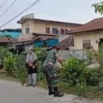 BABINSA KORAMIL 07/MT GOTONG ROYONG BERSAMA WARGA KELURAHAN PB SELAYANG 1 BERSIHKAN BAHU JALAN