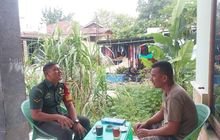 Babinsa Lakukan pertemuan Dengan Tokoh Pemuda berbincang santai di teras rumah membahas keamanan di wilayah binaan