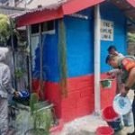 Tingkatkan Kamtibmas, Babinsa Koramil 0201-05/MB Bantu Pengecatan Pos Kamling