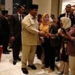 35 Tahun di Perantauan, WNI Asal Lampung Menangis Haru Bertemu Prabowo