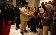 35 Tahun di Perantauan, WNI Asal Lampung Menangis Haru Bertemu Prabowo