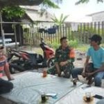 Mempererat silaturahmi, babinsa bincang santai dengan warga di wilayah binaan