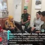 Babinsa Koramil 1201-04/MK.Sertu Warsino Komsos di Kantor Lurah.