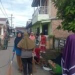 Babinsa Koramil 0201- 14/ PB melaksanakan kegiatan gotong royong di desa Durin simbelang.