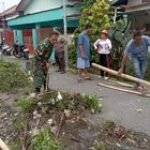 Babinsa Glugur Darat II Bersama Warga dan ASN Gelar Gotong Royong di Medan Timur