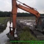 Babinsa Koramil 0201-16/TM Dampingi Normalisasi Irigasi di Desa Lengau Seprang