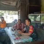 Babinsa Koramil 0201-16/TM Kopda Joni Hartoni Jalin Kedekatan Lewat Komsos di Desa Binaan