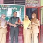 BABINSA KUNJUNGIN SEKOLAH SD N 060857 DI WILAYAH BINAANNYA DALAM RANGKA MELAKSANAKAN PENINJAUAN MAKAN BERGIZI GRATIS