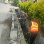 Babinsa Kelurahan Gaharu Gelar Gotong Royong Bersama Warga di Jalan Sutomo