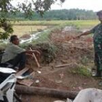 Babinsa Koramil 0201-16/TM Dampingi Normalisasi Irigasi di Desa Naga Timbul