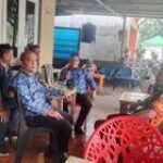 Sertu AM Nainggolan Babinsa Ramil 13/PST ajak Kadus dan Staf berikan pelayanan yg baik terhadap warga