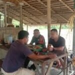 MENDEKATKAN DIRI DENGAN WARGA DI DESA, BABINSA KORAMIL 0201-14/PB NGOBROL DI WARUNG KOPI