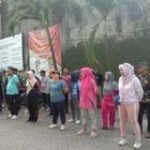 Jadikan Lingkungan Yang Sehat Dan Asri. Babinsa Serka Hari Wahyudi Pelopori Kegiatan Gotong Royong Di Wilayah