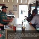 Babinsa komsos untuk menjalin silaturahmi di warung kopi bersama warga binaan