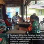 Menjaga hubungan silahturahmi yang baik. Babinsa Koramil 0201-14/PB Berbincang santai Bersama dengan Masyarakat Desa laumulgap