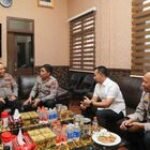 Wakapolda Sumut Beri Arahan dan Semangat kepada Personel Polres Belawan, Jenguk Kapolsek Korban Lemparan Saat Tangani Tawuran