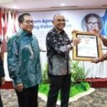 Bupati Simalungun Anton Achmad Saragih Terima Anugerah Sahabat Pers dari SMSI