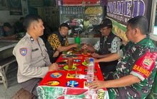 Sekalian Jalin Silaturahmi sekalian melaksanakan Giat Komsos Babinsa Dengan Bhabinkamtibmas dan Kepling