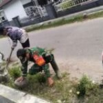 Sinergitas Tiga Pilar Babinsa di Desa Bulu Cina Inspirasi Gotong Royong Pembersihan Jalan