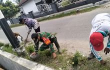 Sinergitas Tiga Pilar Babinsa di Desa Bulu Cina Inspirasi Gotong Royong Pembersihan Jalan
