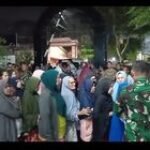 Tingkatkan Kepedulian Sosial Dan Pererat Silaturahmi. Danramil Beserta Personel Koramil 0201-10/MM Bagikan Daging Qurban Kepada Warga